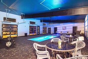 Een binnenzwembad en een verwarmd zwembad