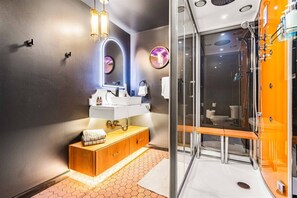 Shower, hair dryer, towels