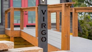 Una terraza de madera con un letrero que dice "VIRGO".
