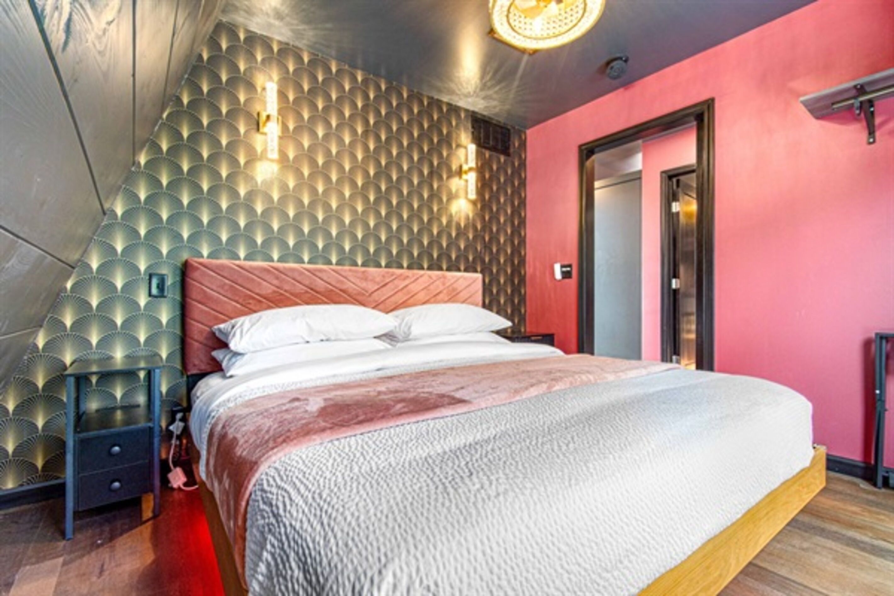 1 quarto, escrivaninha, Wi-Fi, roupa de cama