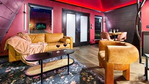 Un interior moderno con un sofá, sillones y una pequeña mesa.