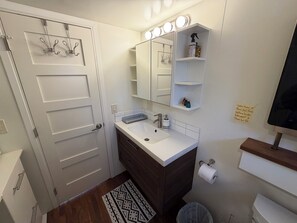 Shower, hair dryer, towels, soap - Charming Tiny House Retreat (Olympia)