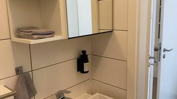 Dusche, Handtücher, Seife, Shampoo