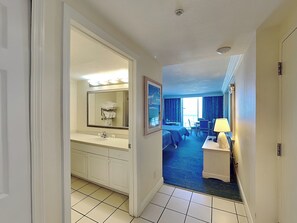 콘도, 퀸사이즈침대 2개, 파티오, 해변 전망 (Sunset Terrace - No Pets Allowed) | 욕실 | 고급 세면용품, 타월, 화장지