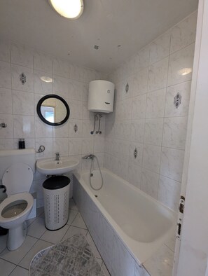 Haartrockner, Handtücher, Seife, Shampoo