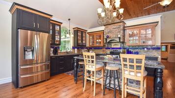 Refrigerador, microondas, parrilla de estufa y máquina de hielo