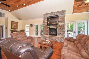 Fernseher, Kamin, DVD-Player, Stereoanlage