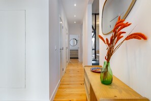 Căn hộ, 2 phòng ngủ | Khu phòng khách | TV màn hình phẳng