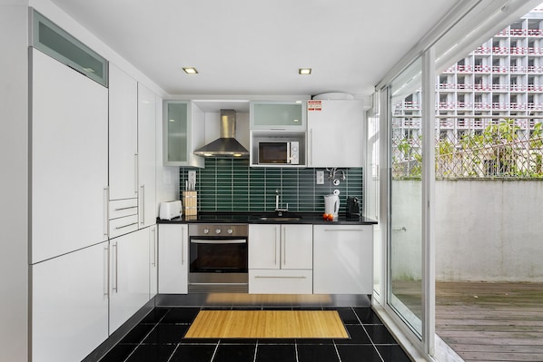 Private kitchen - Central City Serenity: Entrecampos Terrace Haven (Lisbon)