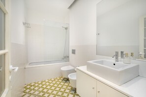 A modern bathroom with a bathtub, toilet, and sink. - Alecrim 43 Top Location Perfect To Explore Lisbon (Lisbon)