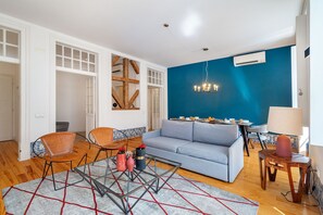 Appartement, 3 chambres | Coin séjour | Télévision à écran plat