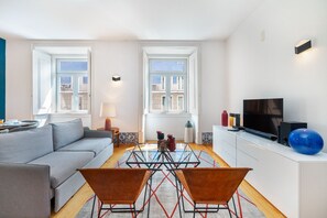 Departamento, 3 habitaciones | Área de sala de estar | Televisión de pantalla plana 