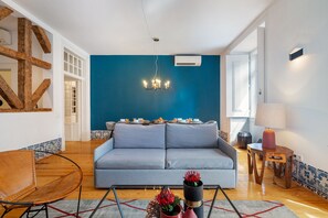 Apartamento, 3 habitaciones | Zona de estar | Una televisión de pantalla plana