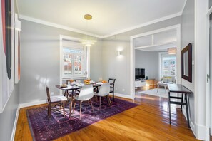 Apartament, 3 dormitoris | Sala d'estar | Televisor de pantalla plana