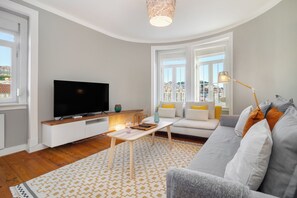 Apartament, 3 dormitoris | Sala d'estar | Televisor de pantalla plana