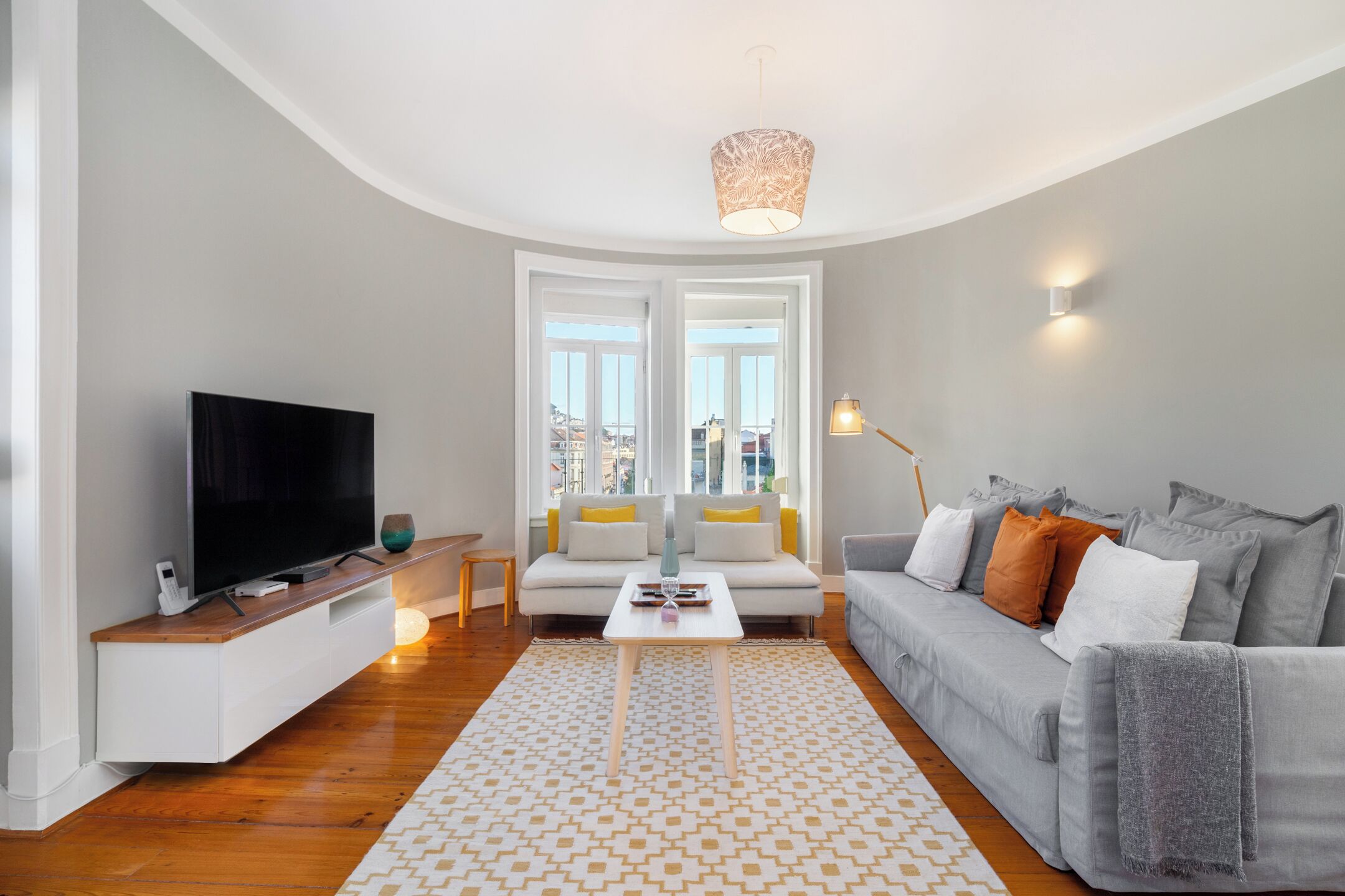 Apartamento, 3 quartos | Área de estar | TV de tela plana