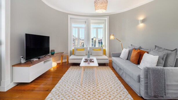 A modern living room with a flat-screen TV, a sofa, and a coffee table. - Aq2 Prime Location Luxury For Family & Friends (Lisbon)
