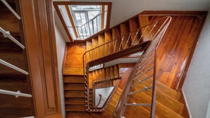 A wooden staircase with a metal railing, leading to an upper floor. - Aq2 Prime Location Luxury For Family & Friends (Lisbon)