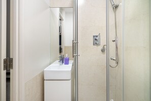 Studio | Bathroom - Central Minimalist 1-Bed Great To Explore Lisbon (Lisbon)