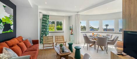 Appartamento, 2 camere da letto, vista mare | Area soggiorno | TV a schermo piatto