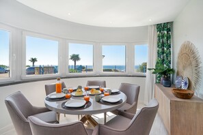 Apartamento, 2 habitaciones, vistas al mar | Zona de estar | Una televisión de pantalla plana