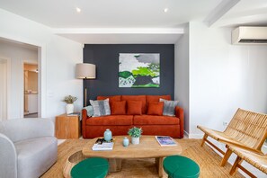 Appartamento, 2 camere da letto, vista mare | Area soggiorno | TV a schermo piatto