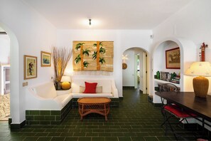 Villa, 3 Schlafzimmer | Wohnbereich | Flachbildfernseher