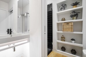 Apartment, 2 Bedrooms | Bathroom | Hair dryer, towels, toilet paper - Urban Elegance: A Modern Haven In Lisbon'S Heart (Lisbon)