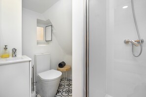 Departamento, 1 habitación | Baño | Secadora de cabello, toallas, papel de baño 