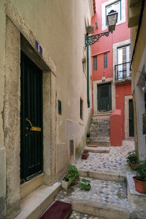 Exterior - Beco Patacas Perfect Location To Explore Lisbon (Lisbon)