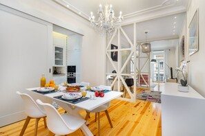 Apartament, 2 dormitoris | Sala d'estar | Televisor de pantalla plana