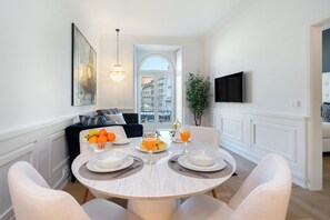 Căn hộ, 1 phòng ngủ | Khu phòng khách | TV màn hình phẳng 