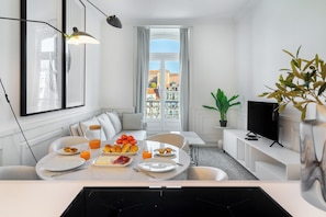Apartamento, 1 habitación | Zona de estar | Una televisión de pantalla plana