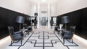 A lobby with black leather chairs, a checkered floor, and a chandelier. - The Boulevard Prime Location W/ Elevator (Lisbon)