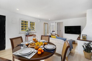 Casa, 2 quartos | Área de estar | TV de tela plana