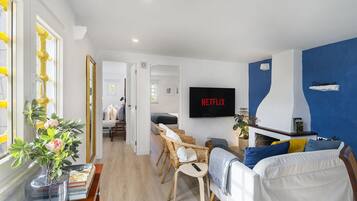 Casa, 2 quartos | Área de estar | TV de tela plana