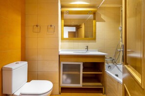 Appartement, 1 chambre | Salle de bain | Séchoir à cheveux, serviettes fournies, papier de toilette