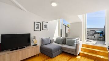 Departamento, 2 habitaciones | Área de sala de estar | Televisión de pantalla plana