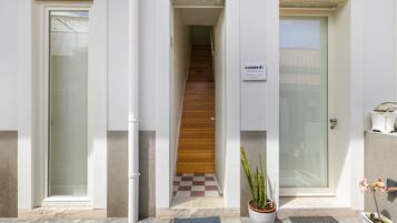 Vista frontal de la propiedad