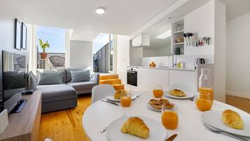 Departamento, 2 habitaciones | Área de sala de estar | Televisión de pantalla plana