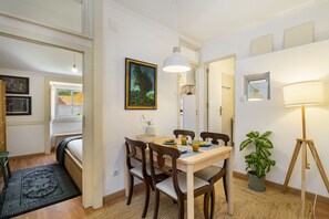 A dining area with a table, chairs, a potted plant, and a lamp. - Central Oasis Prime Location W/ Great View (Lisbon)