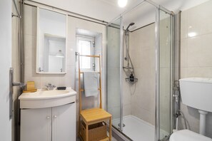 アパートメント 1 ベッドルーム | バスルーム | ヘアドライヤー、タオル、トイレットペーパー
