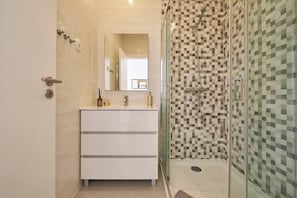 Apartment, 1 Bedroom | Bathroom | Hair dryer, towels, toilet paper