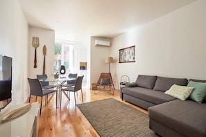 Appartement, 1 slaapkamer | Woonruimte | Een flatscreentelevisie