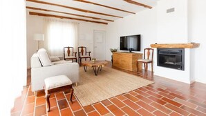 A living room with a sofa, chairs, a coffee table, a TV, and a fireplace. - Countryside Charm Near Wedding Venue W/ Bbq Patio (Torres Vedras)