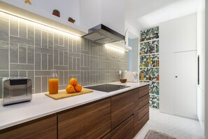 Departamento, 2 habitaciones | Cocina privada | Tetera eléctrica y tostadora 