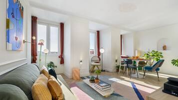 Appartement, 2 slaapkamers | Woonruimte | Een flatscreentelevisie