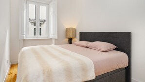 Une chambre à coucher avec un lit, une fenêtre et une lampe.