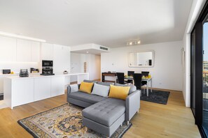 Căn hộ, 2 phòng ngủ | Khu phòng khách | TV màn hình phẳng 