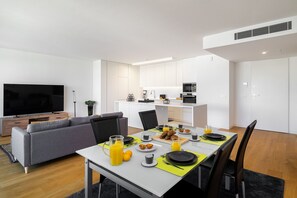 Departamento, 2 habitaciones | Área de sala de estar | Televisión de pantalla plana 